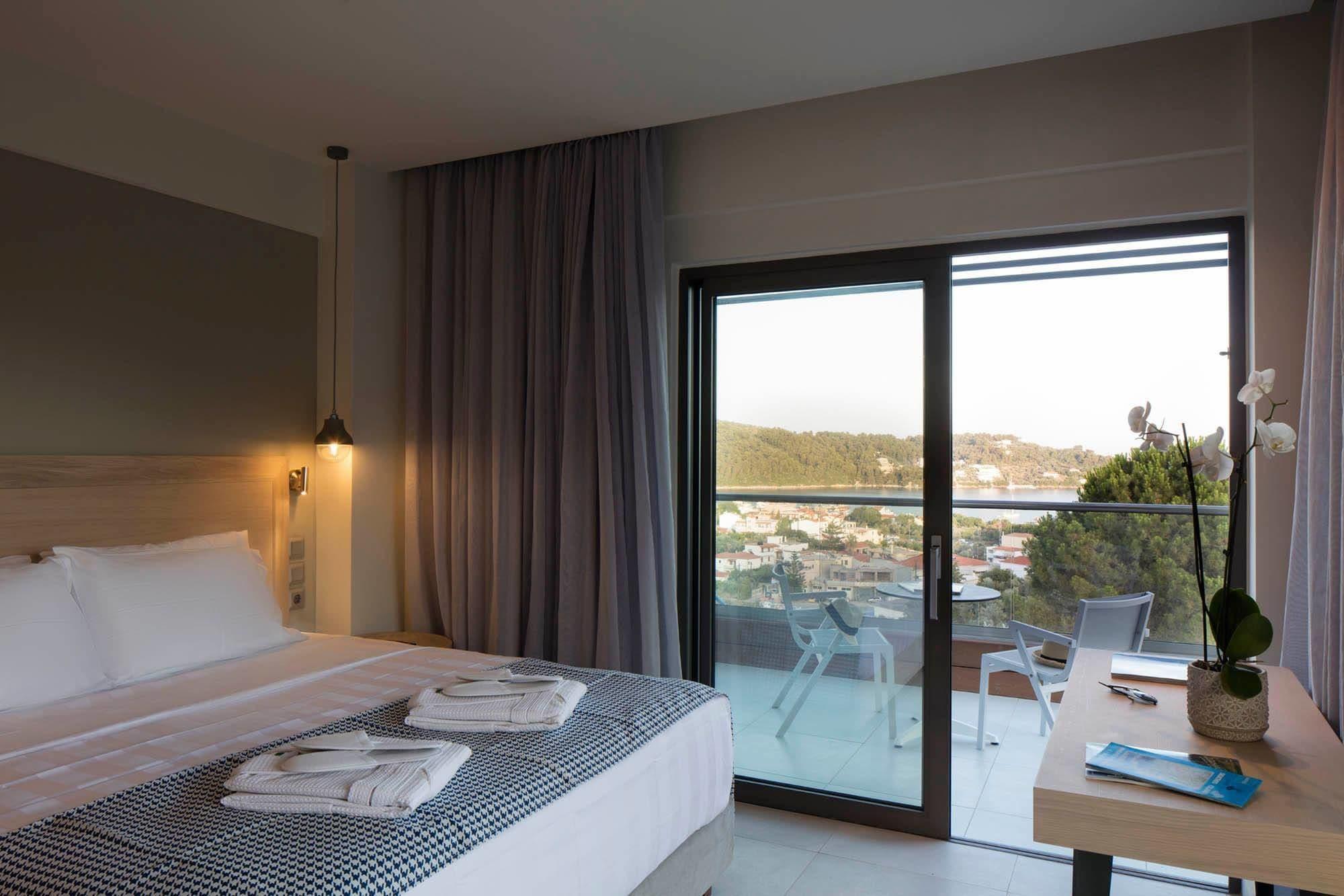 Amira Luxury Suites Скиатос Екстериор снимка