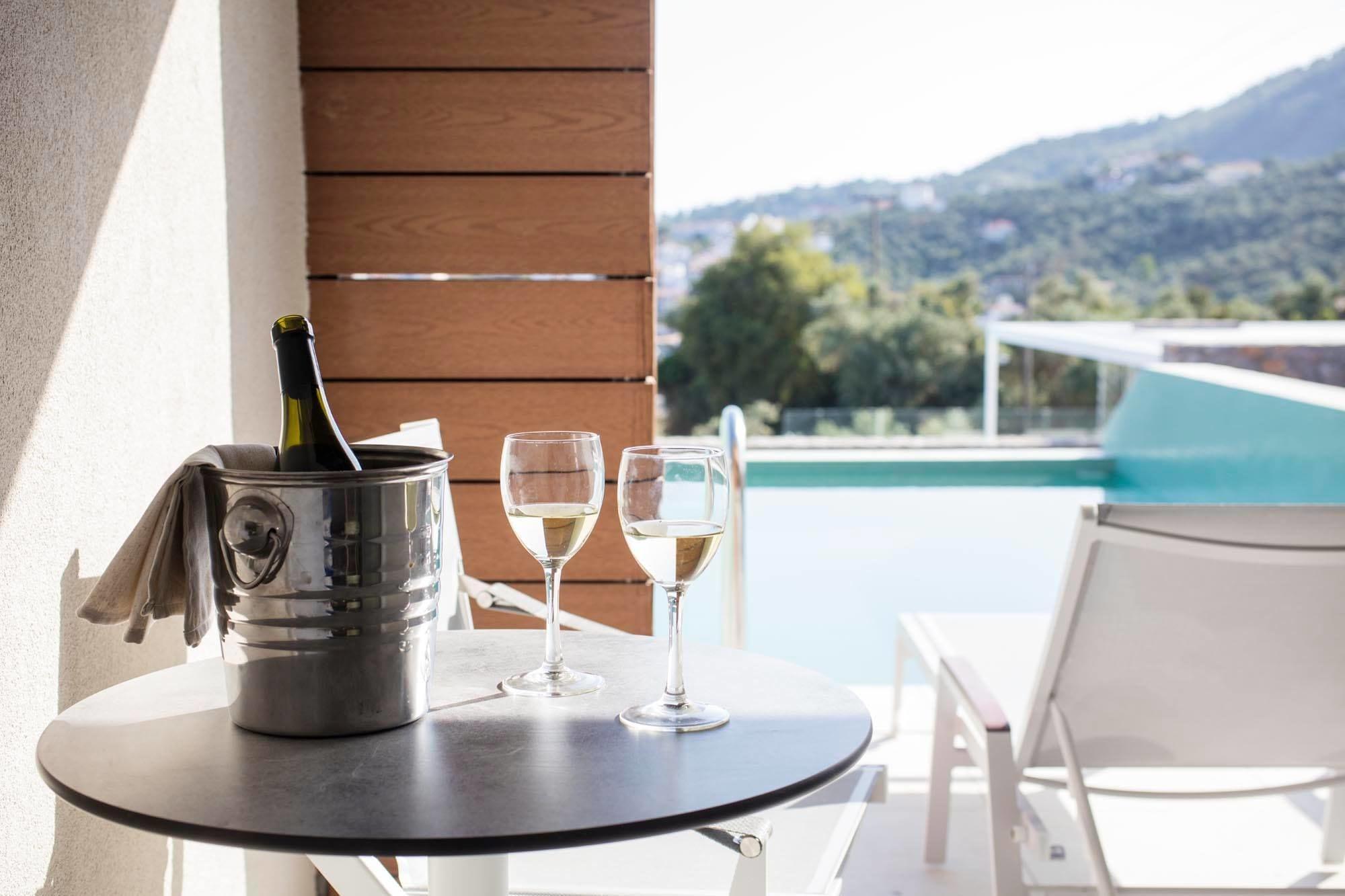 Amira Luxury Suites Скиатос Екстериор снимка